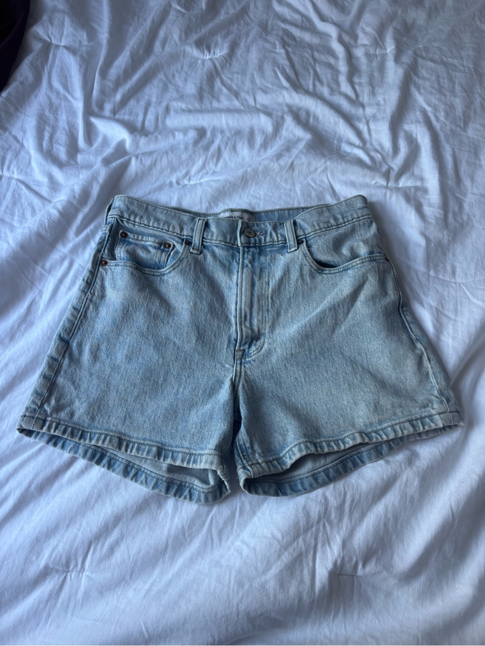 Abercrombie & Fitch Light Light Was The 4” Mom Short High Rise Shorts